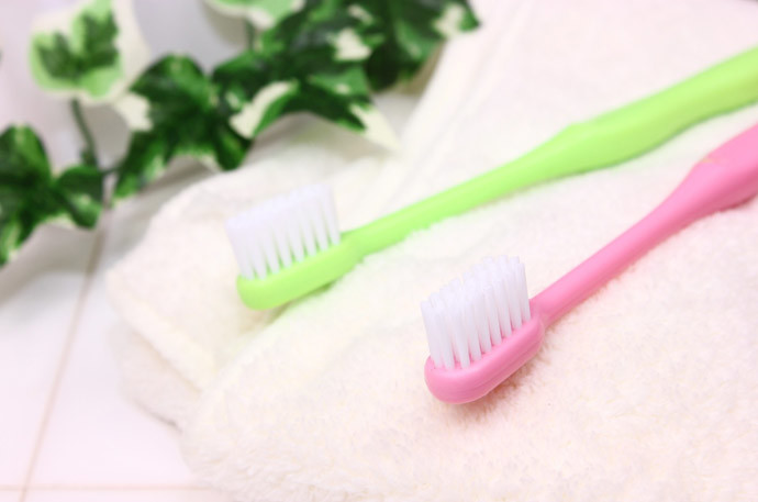 歯ブラシの毛先を元に戻す方法4：歯ブラシを拭く