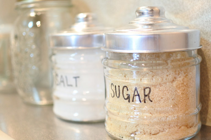 【生活の裏技】固まってしまった塩と砂糖を復活させる方法